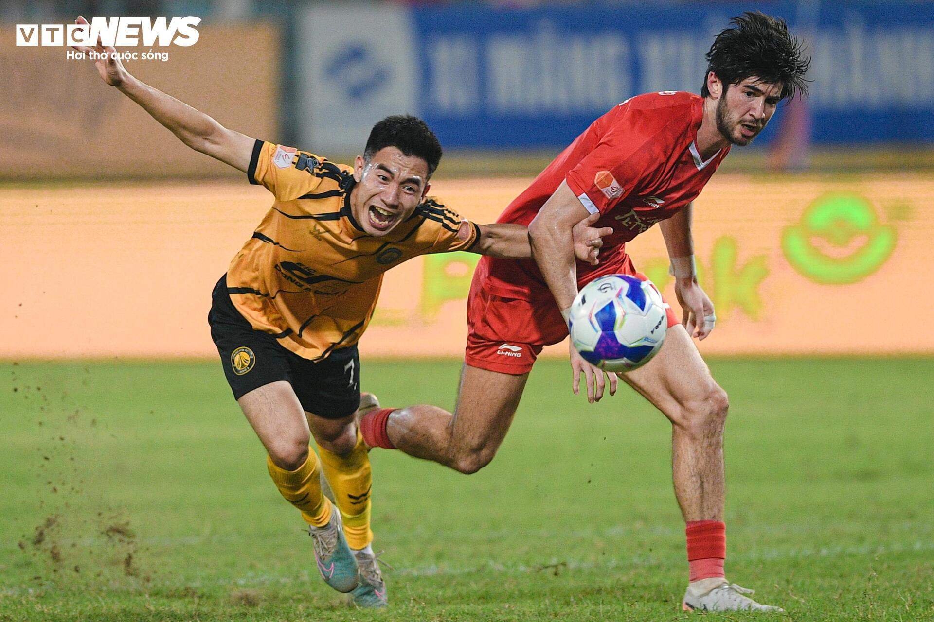 Cầu thủ Thể Công - Viettel thi đấu dưới sức trước Thanh Hóa