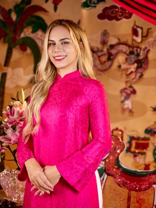 Vợ Xuân Son diện áo dài truyền thống