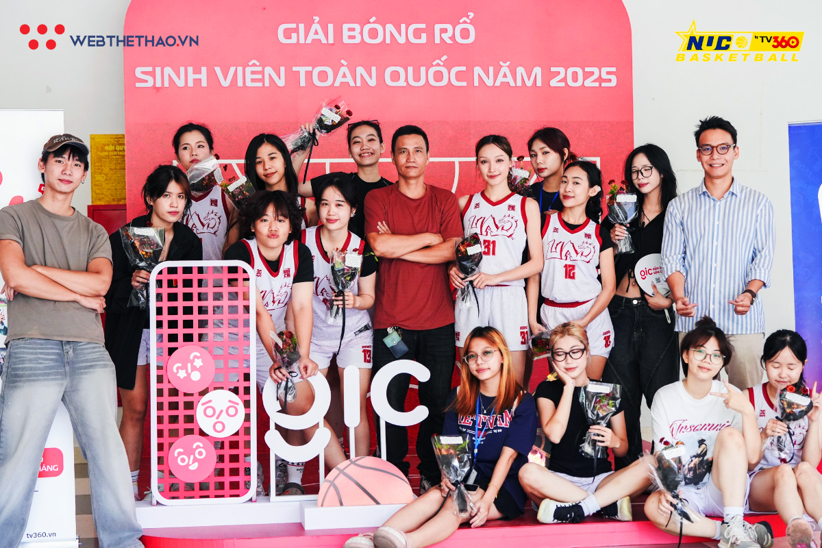 Nữ cầu thủ cùng gian hàng quảng cáo tại Giải bóng rổ sinh viên toàn quốc