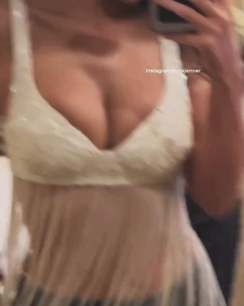 Dân tình nghi Kylie Jenner bị vỡ túi ngực khi bung xoã cực vui ở Coachella- Ảnh 5. Cô nàng khoe áo tua rua nhưng lộ điểm bất thường ở ngực