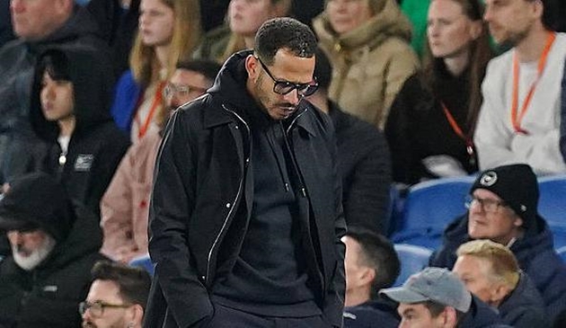 Liam Rosenior thất vọng với trận thua của Chelsea.