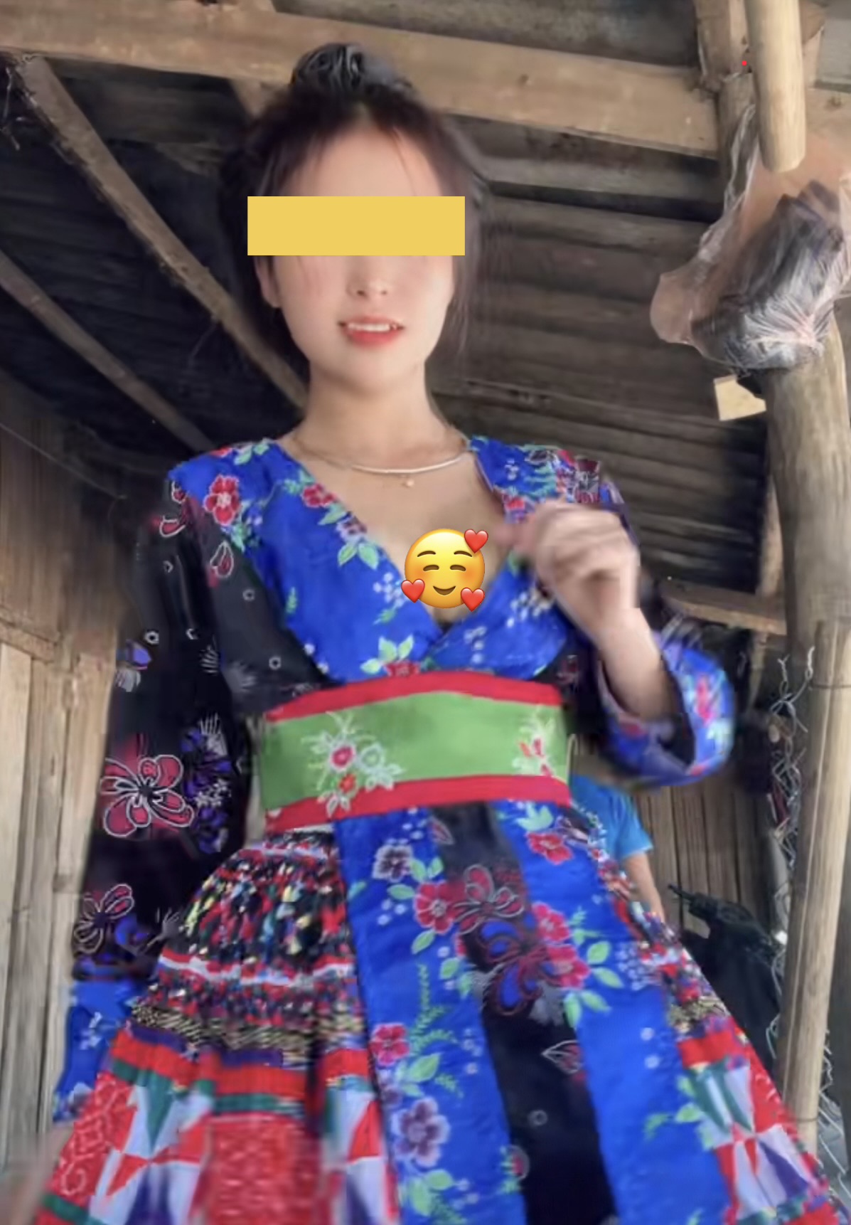 Cô gái bản mặc trang phục hở bạo