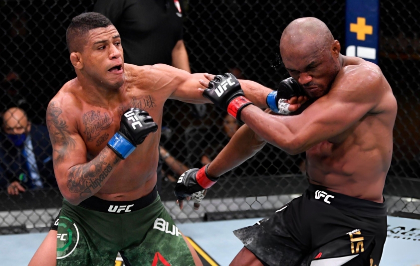 Gilbert Burns trong trận đấu với Kamaru Usman