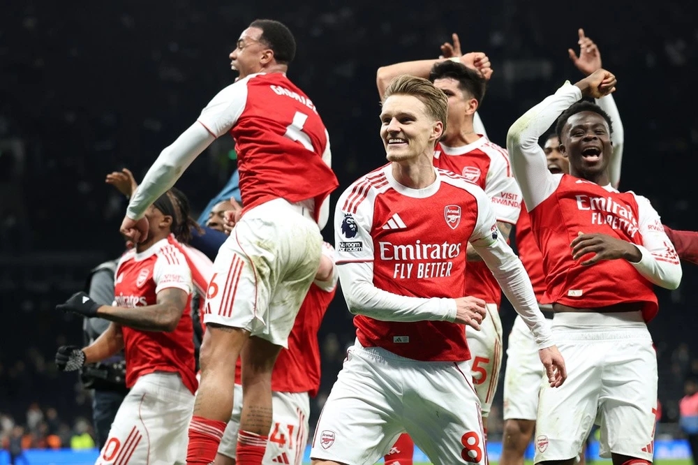 Arsenal vẫn nắm lợi thế lớn để chinh phục danh hiệu Ngoại hạng Anh. Arsenal giữ thế thượng phong ở Ngoại hạng Anh