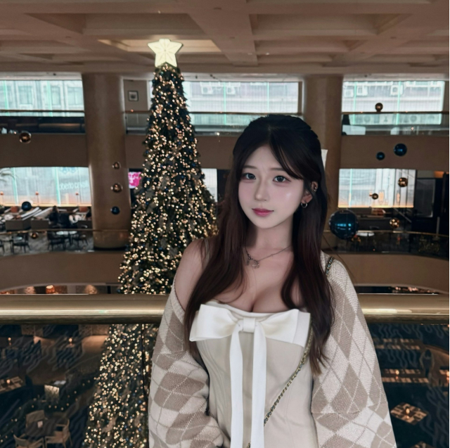 Nữ nhân viên xinh đẹp tại cửa hàng thẻ bài