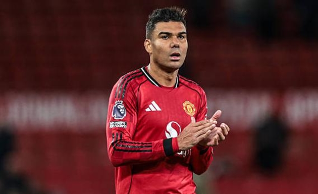 Casemiro khó đá trung vệ
