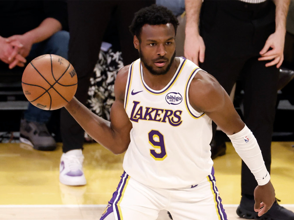 LeBron James và con trai Bronny trên sân tập