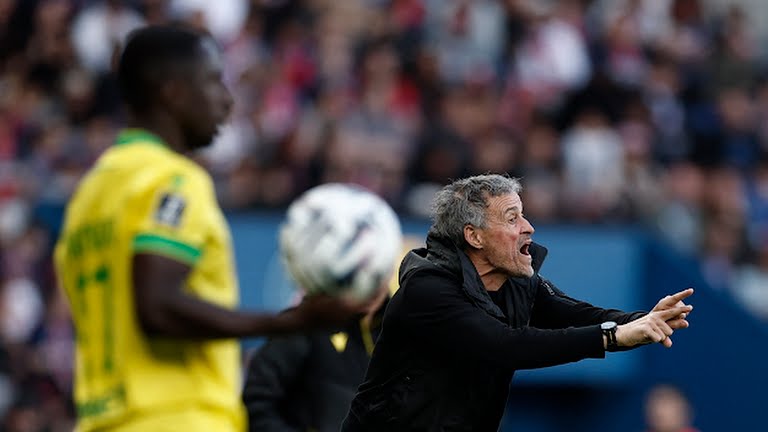 Luis Enrique chuẩn bị cho trận gặp Angers.