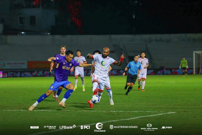 Hà Nội FC gặp khó khăn trong tổ chức tấn công Thiếu sự kết nối ở tuyến giữa Hà Nội FC