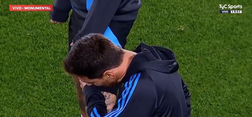 Messi không kìm được nước mắt trong trận đấu Messi bật khóc trong trận đấu