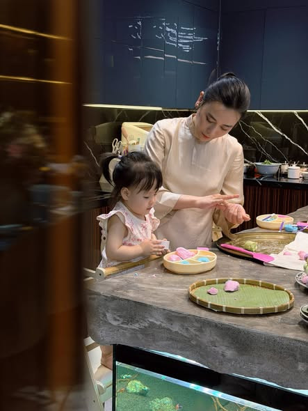 Hai bé Jimmy và Jenny cùng mẹ làm bánh trôi