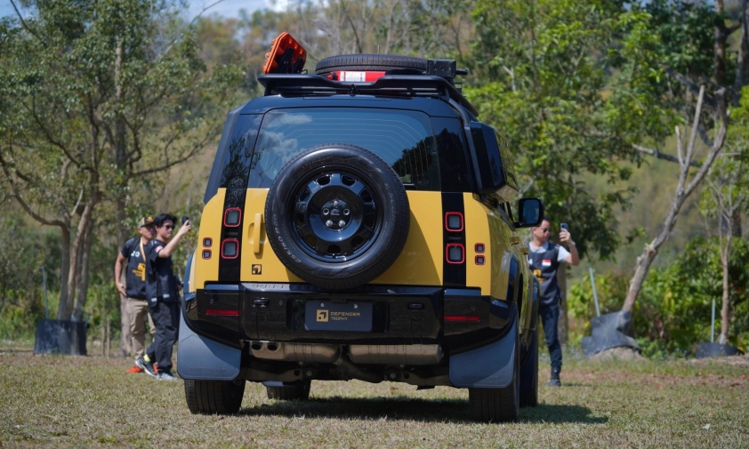 Phụ kiện chuyên dụng trên Land Rover Defender Trophy