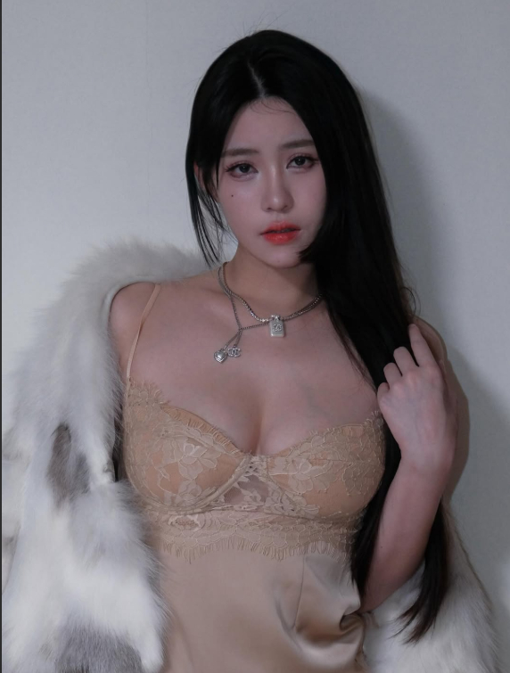 Hot girl làm rơi kem liếm kem trên phố