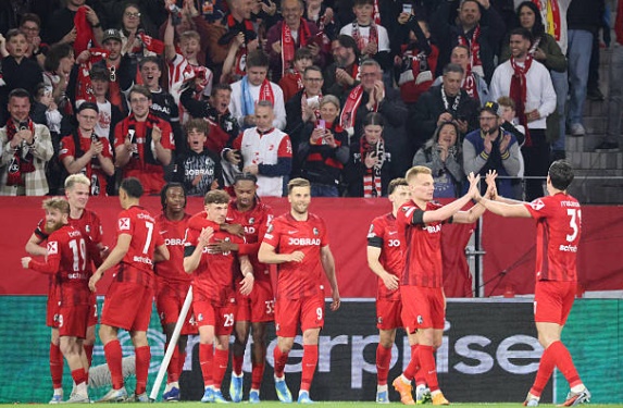 Freiburg đè bẹp Celta Vigo trên sân nhà. Freiburg áp đảo Celta Vigo tại Europa-Park Stadion