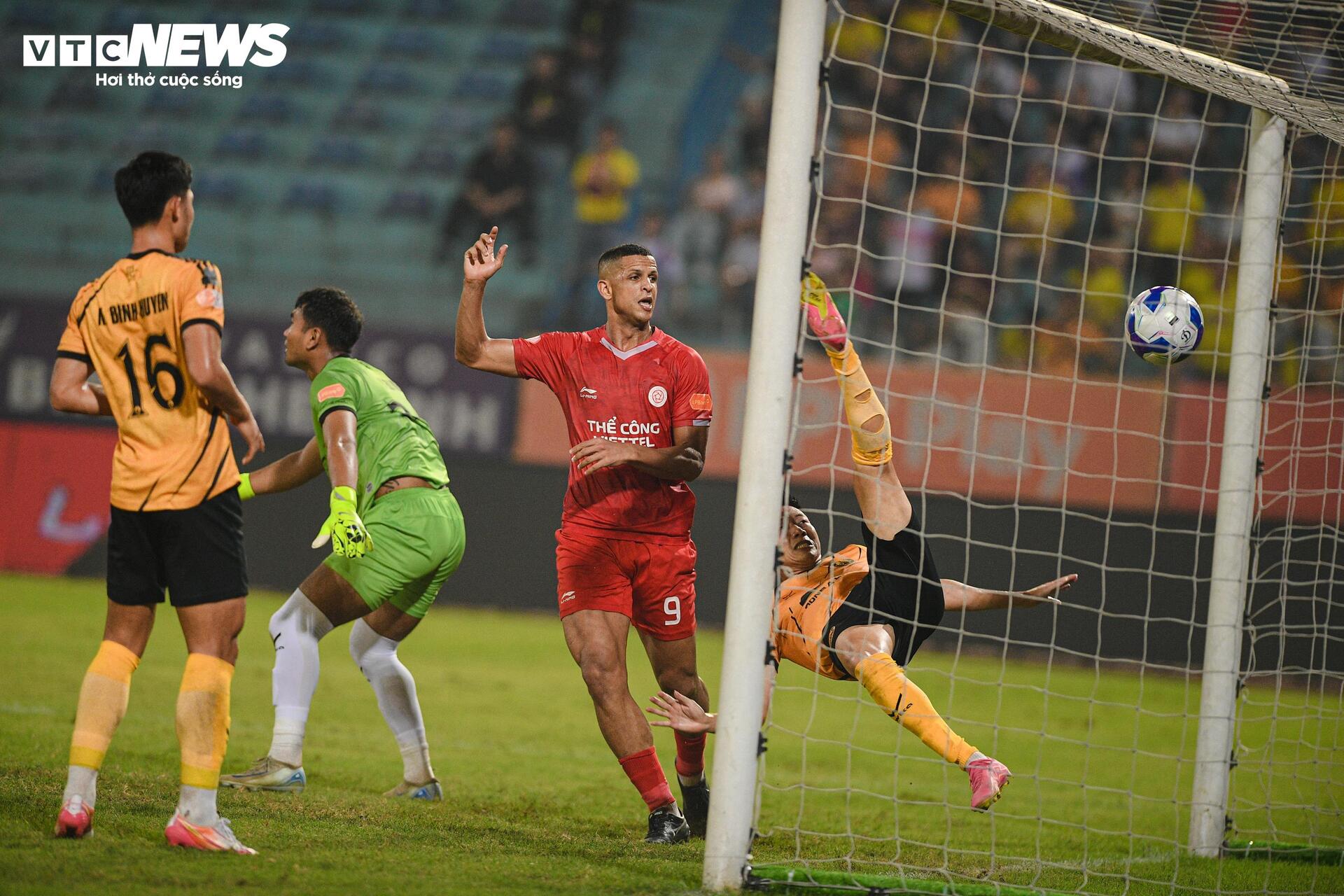 Cầu thủ Thể Công - Viettel ăn mừng chiến thắng 1-0