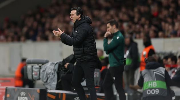 Huấn luyện viên Unai Emery bên đường biên sân