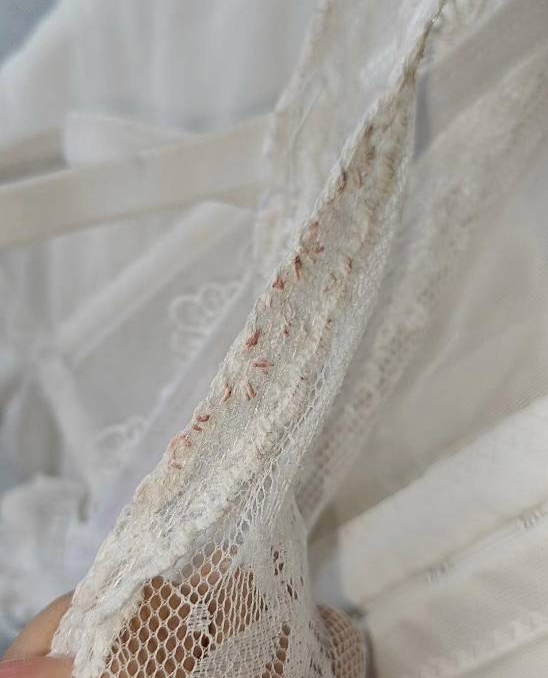 Cosplay tạo điểm nhấn, nàng hot girl gợi cảm bất ngờ vướng drama trang phục- Ảnh 3. Bộ đồ cosplay sau khi bị làm bẩn