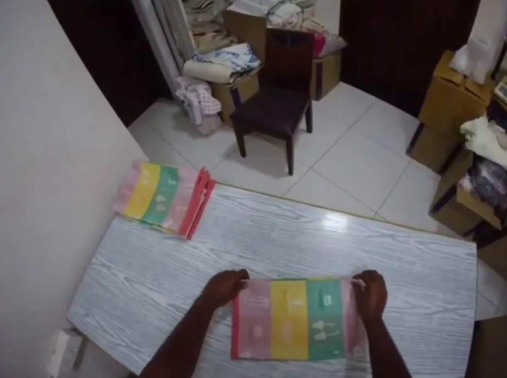 Công nhân gấp khăn tắm trong quá trình ghi dữ liệu cho AI