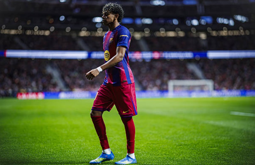 Yamal bộc lộ thái độ không hài lòng khi rời sân