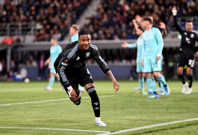 Ezri Konsa ghi bàn cho Aston Villa