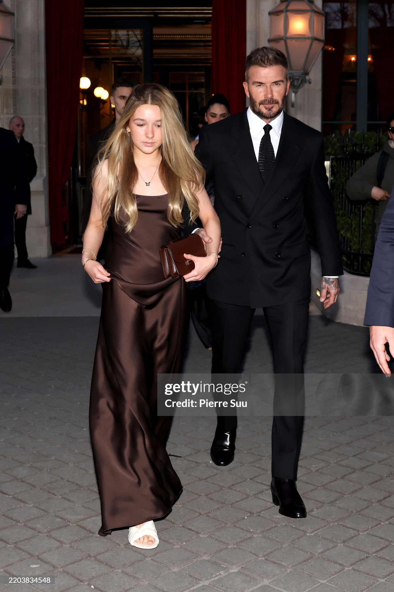 Harper Beckham bên cạnh bố mẹ tại sự kiện