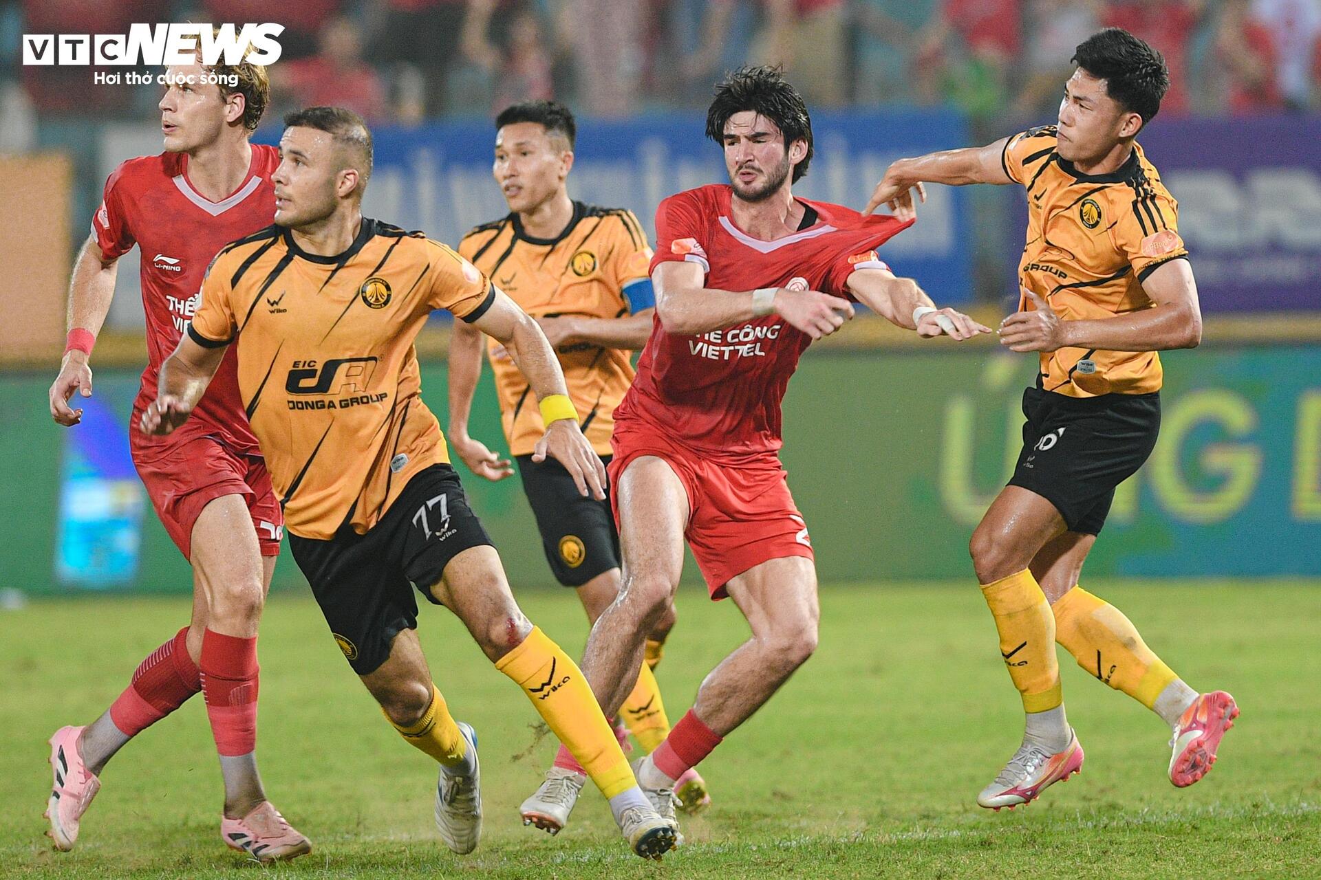 Trọng tài không công nhận bàn thắng sau khi xem VAR