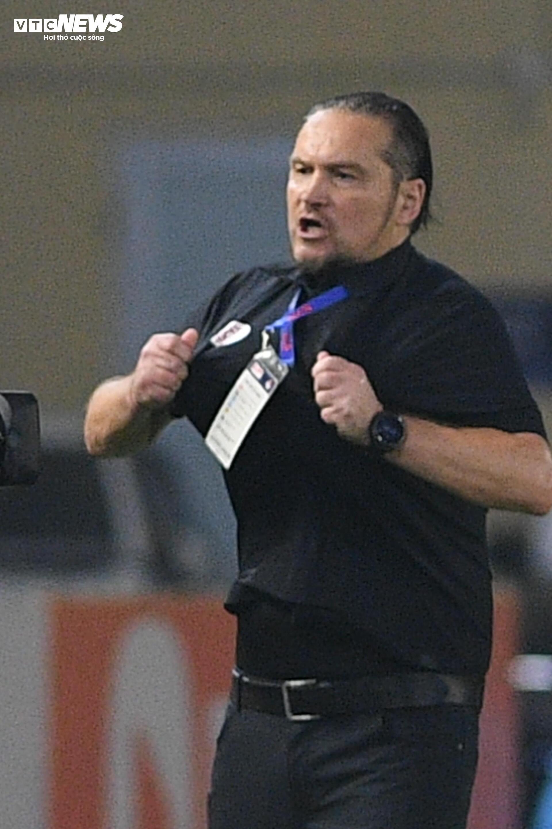 HLV Popov có thể bị cấm chỉ đạo sau thẻ đỏ