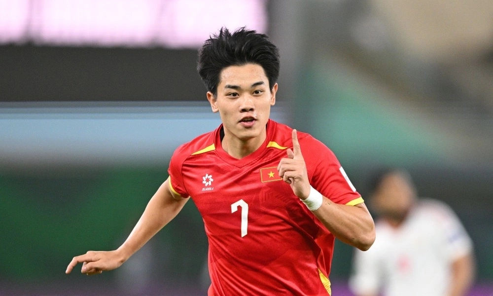 Tiền đạo Nguyễn Đình Bắc phối hợp cùng đồng đội