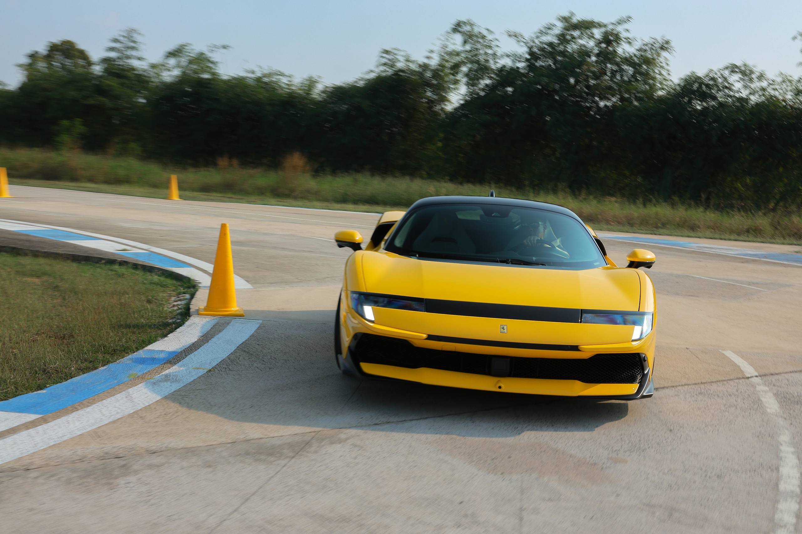 Tôi lái Ferrari 849 Testarossa: Sức cuốn hút của 1.035 mã lực không thể mô tả bằng thông số- Ảnh 3.