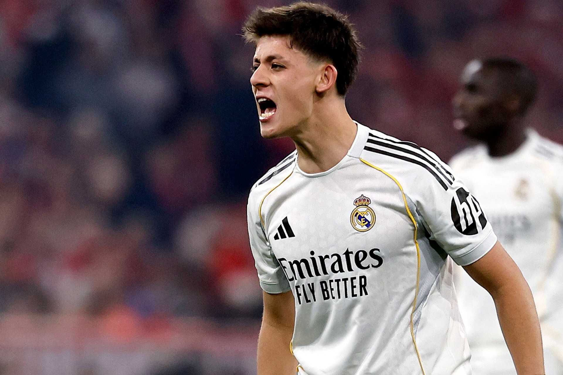 Arda Guler trẻ trung trong màu áo