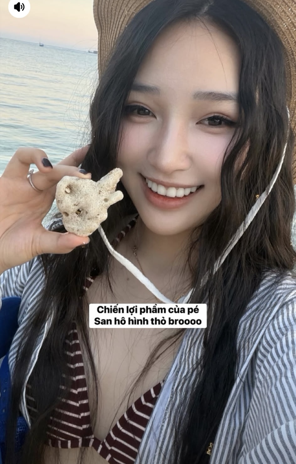 Hoa Xuka diện bikini sọc kẻ phối áo mỏng khoe vẻ đẹp quyến rũ