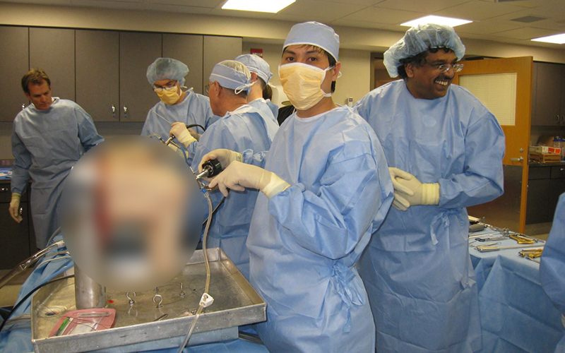Bác sĩ Phạm Quốc Hùng luôn cần mẫn nâng cao kỹ năng phẫu thuật