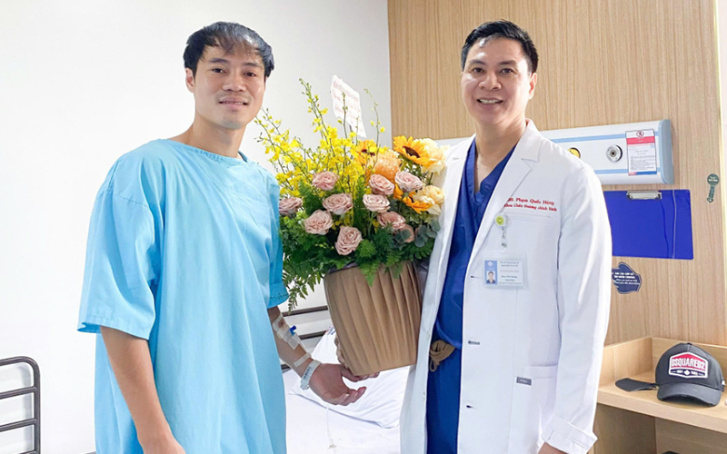 Bác sĩ Phạm Quốc Hùng thăm khám bệnh nhân (cầu thủ Văn Toàn)