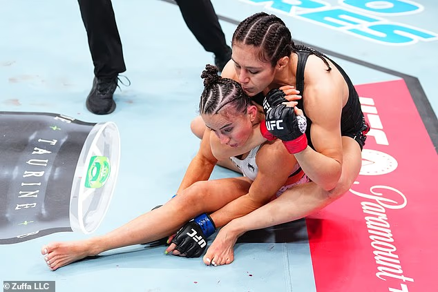 Alexa Grasso siết cổ Maycee Barber sau cú đấm móc