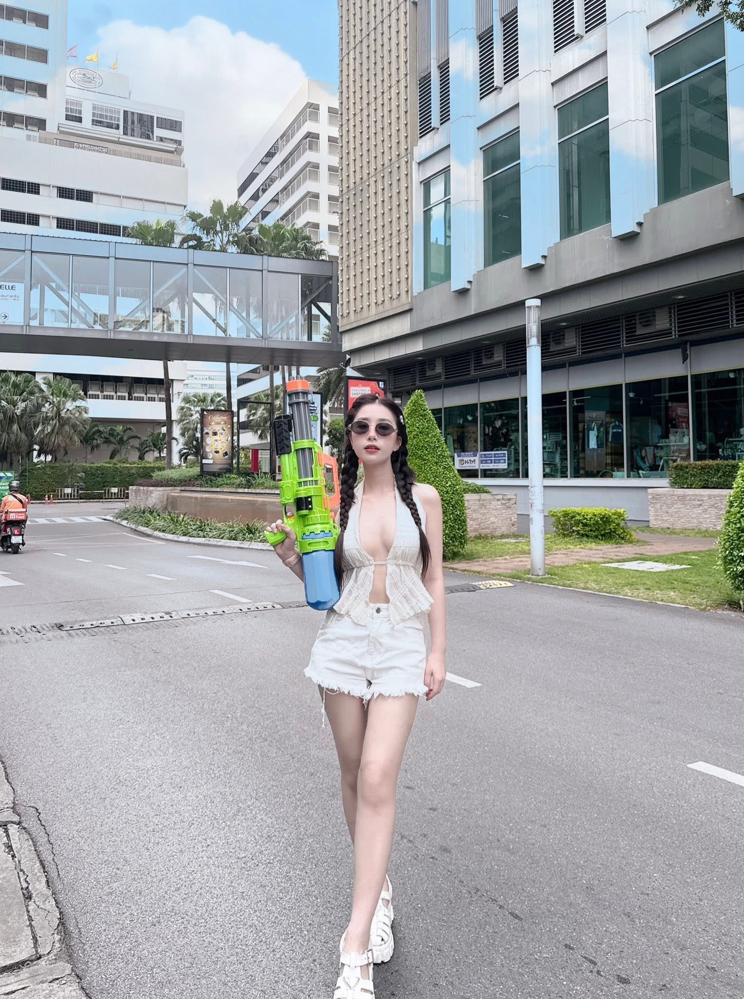 bạn trai ngắm trọn nhan sắc hot girl cự ly gần