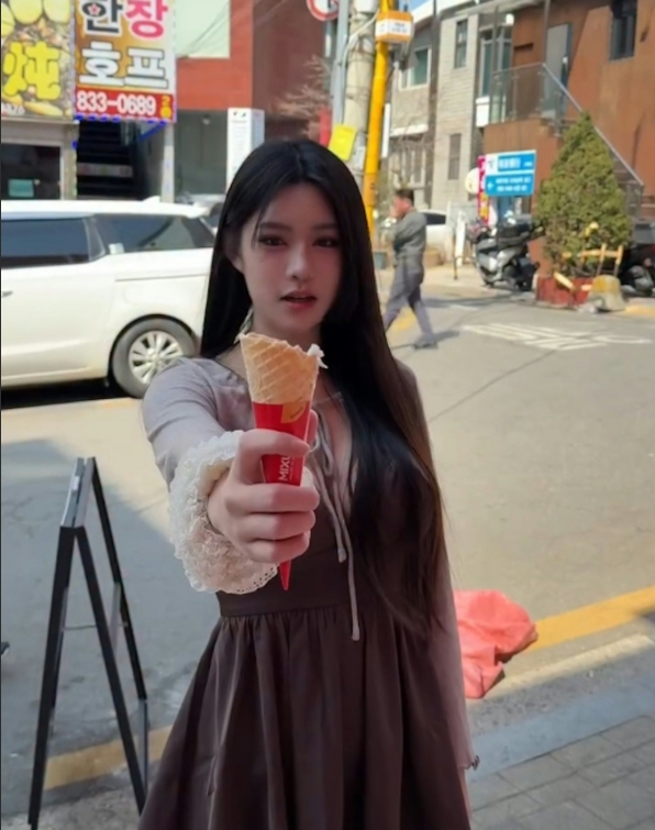 Hot girl tự tin sau hành động liếm kem