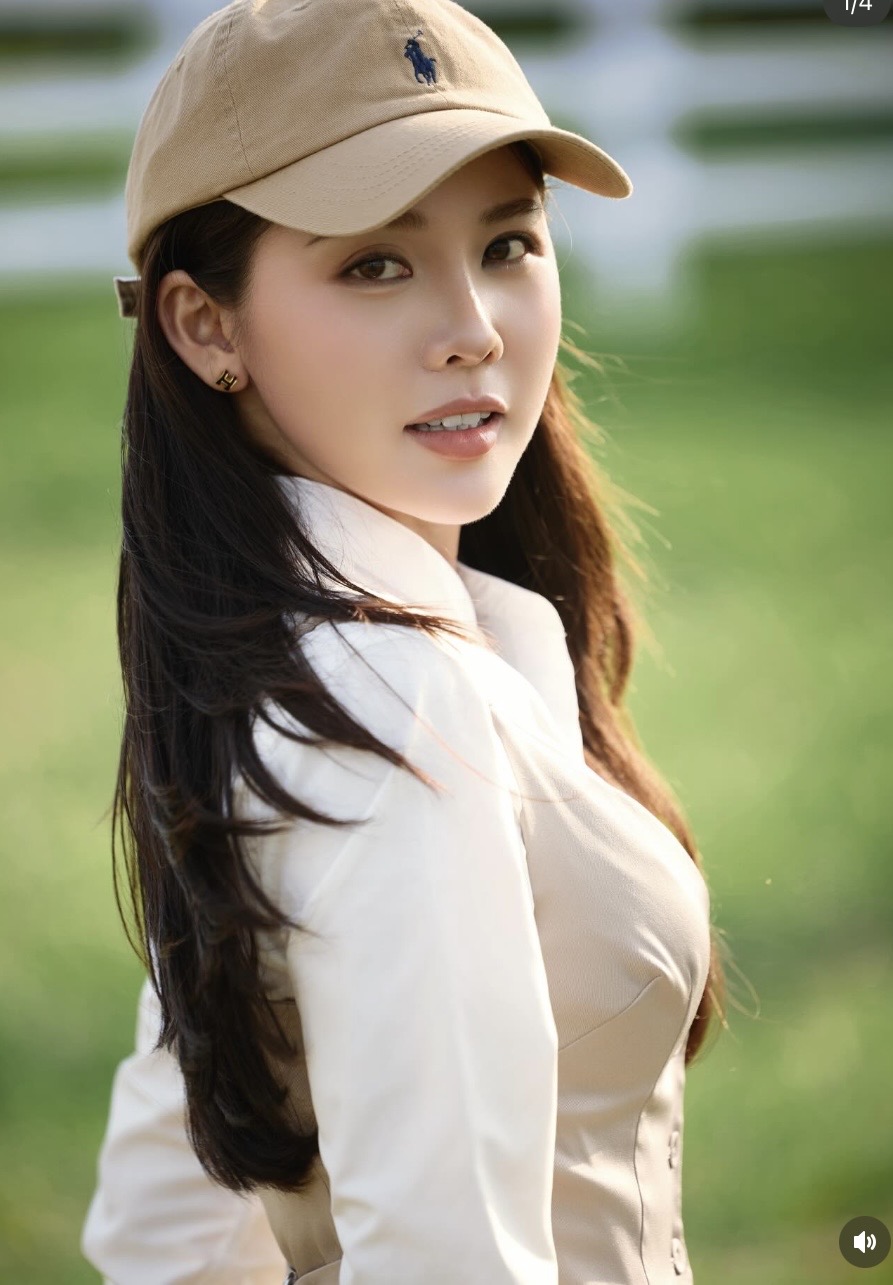 Võ Châu Ngọc toát lên vẻ đẹp thu hút trên lưng ngựa.