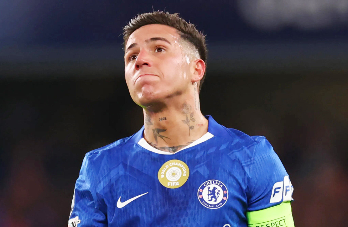 Enzo Fernandez quyết tâm rời Chelsea hè tới - Ảnh SunSport Enzo Fernandez trong màu áo Chelsea