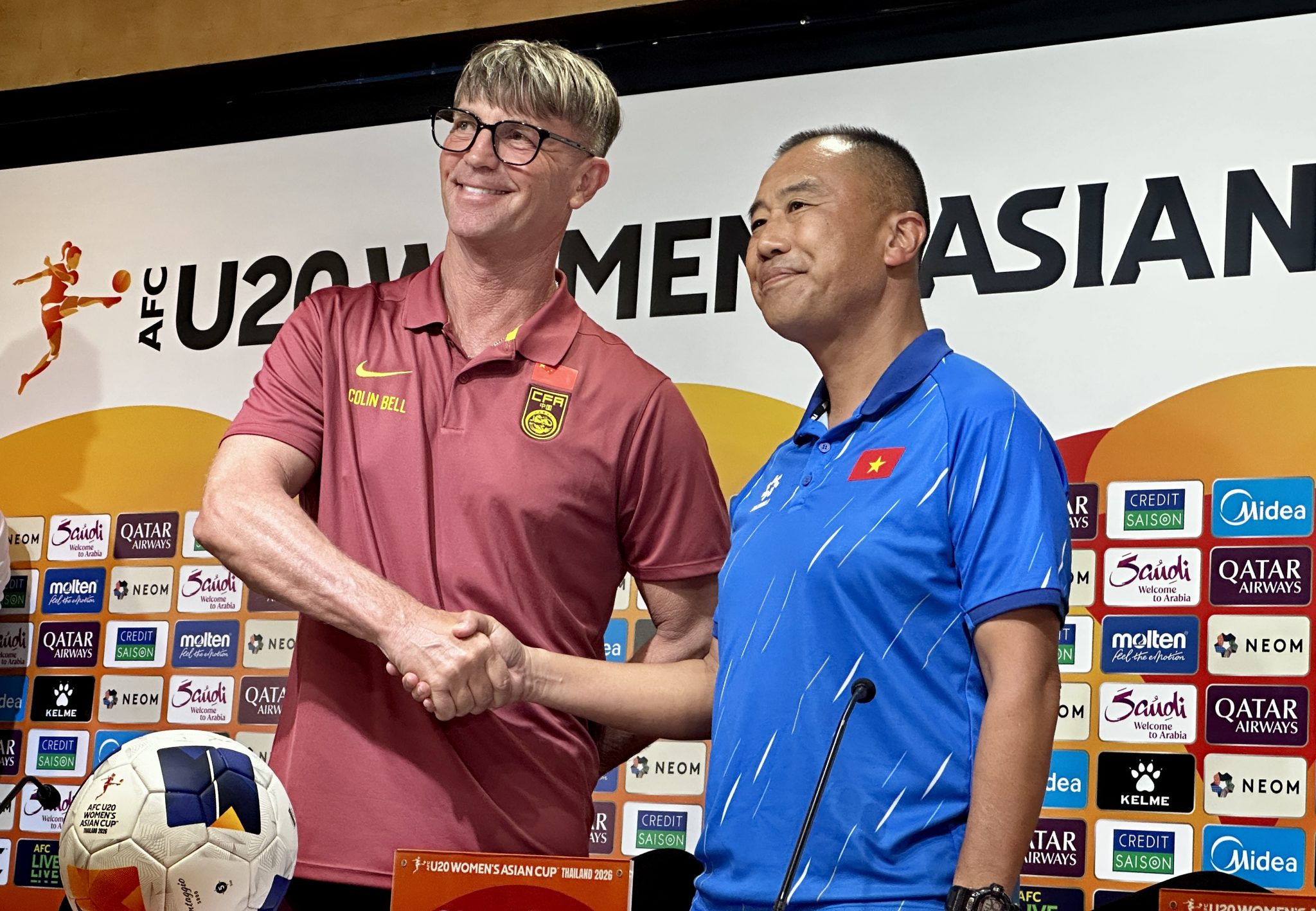 HLV trưởng đội tuyển U20 nữ Việt Nam ông Okiyama Masahiko