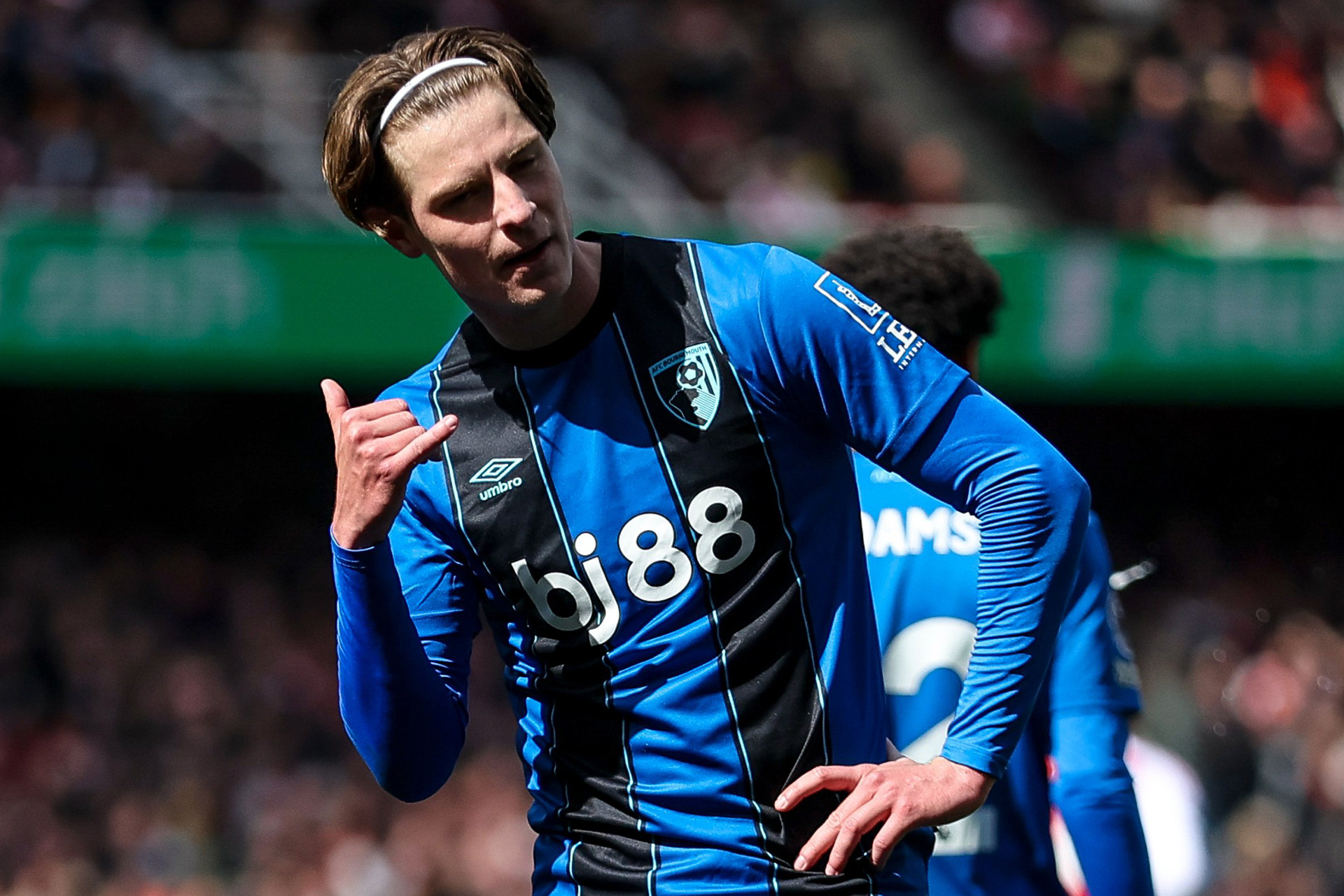 Tiền vệ Alex Scott