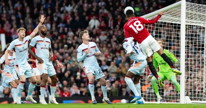 Casemiro đánh đầu ghi bàn