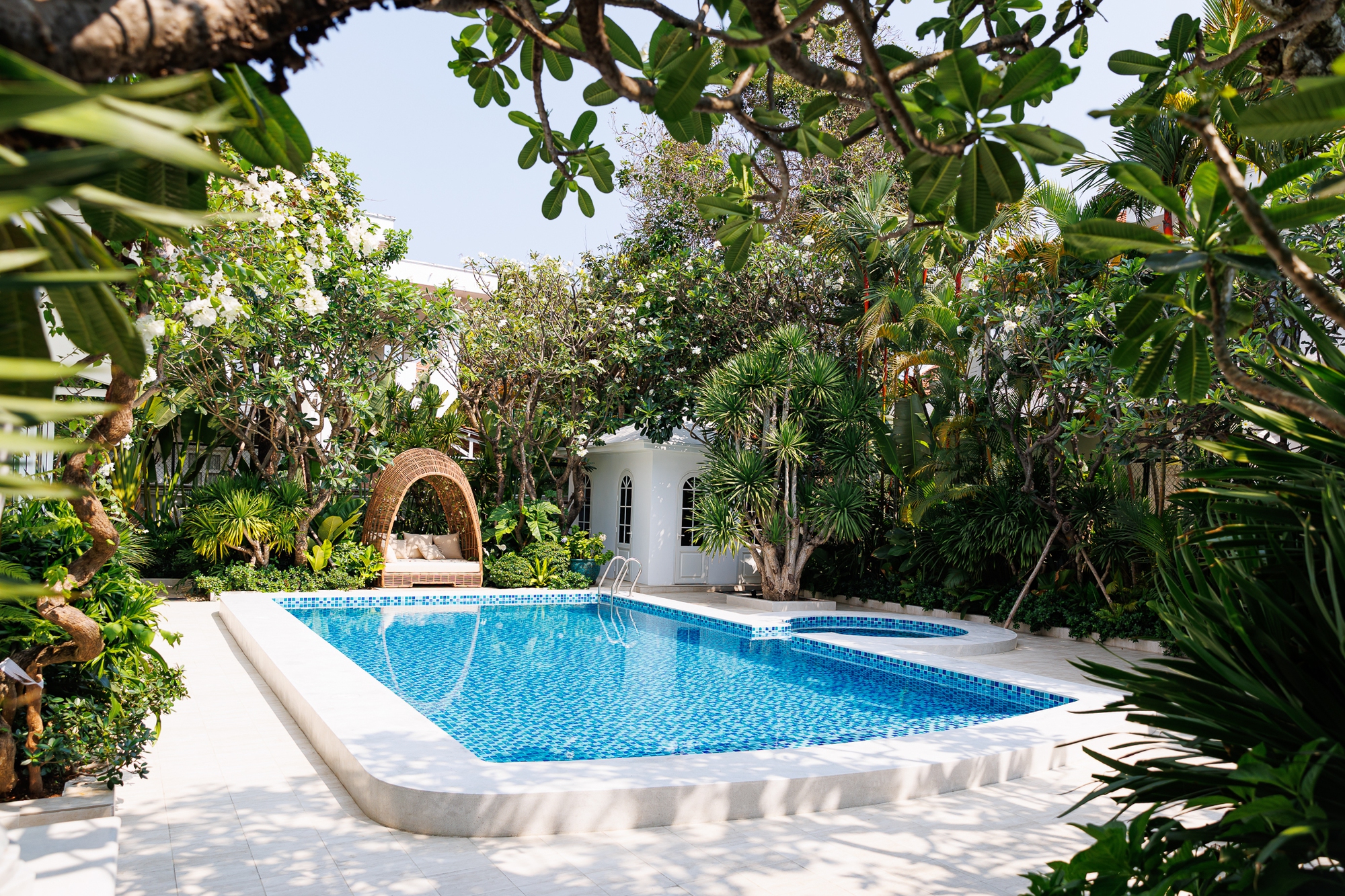 Cảnh quan xanh mát xung quanh biệt thự rộng lớn