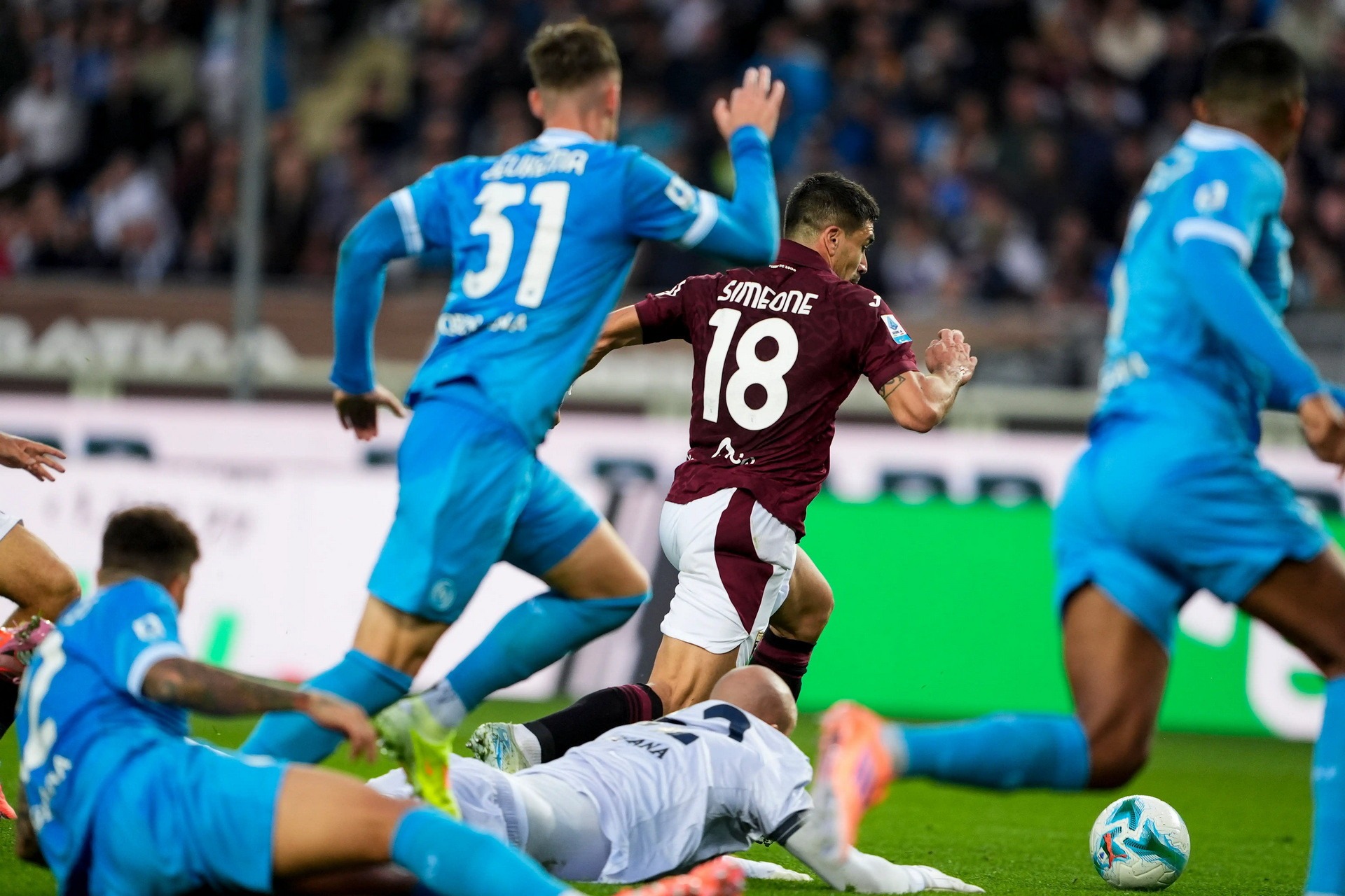 Napoli mất ngôi đầu bảng khi thua Torino