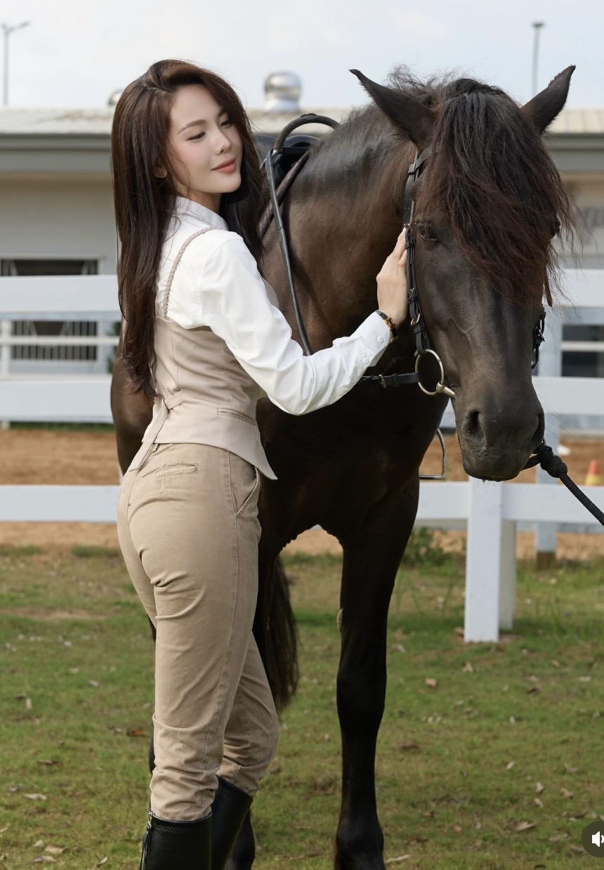 Võ Châu Ngọc cưỡi ngựa với thần thái tự tin.