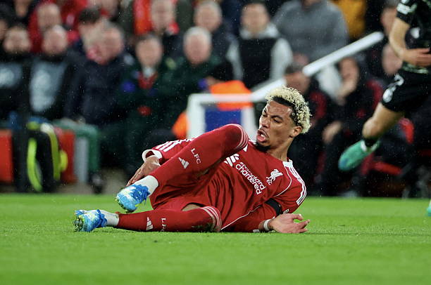 Tiền đạo Ekitike gặp chấn thương và phải nghỉ thi đấu dài hạn.