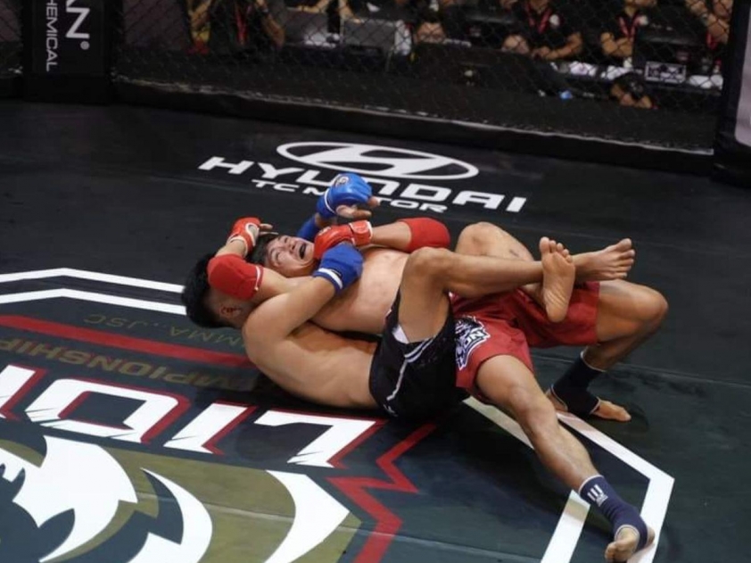 Nguyễn Trần Duy Nhất 'sống sót' sau 39 cú đấm, ngược dòng khó tin ở giải đấu đình đám