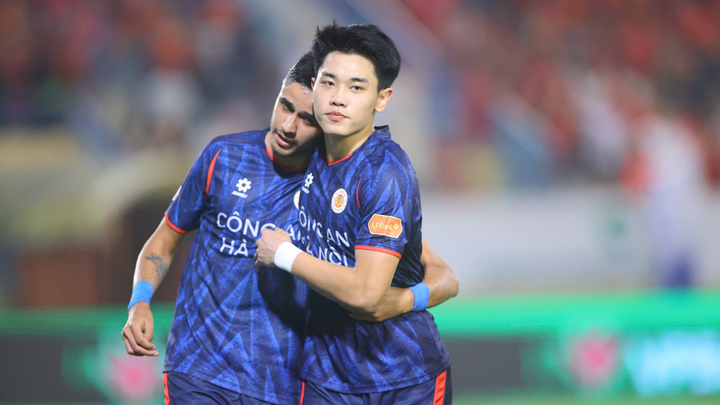 Đình Bắc ghi bàn