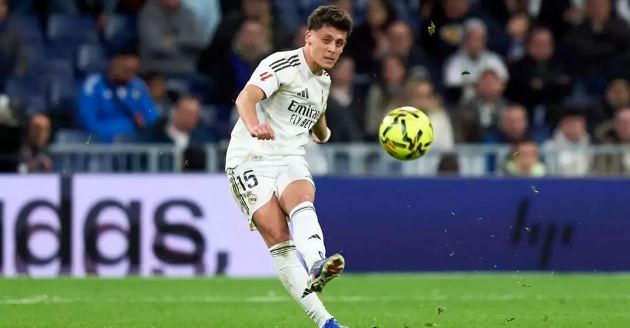 Guler thể hiện kỹ năng trước Bayern.