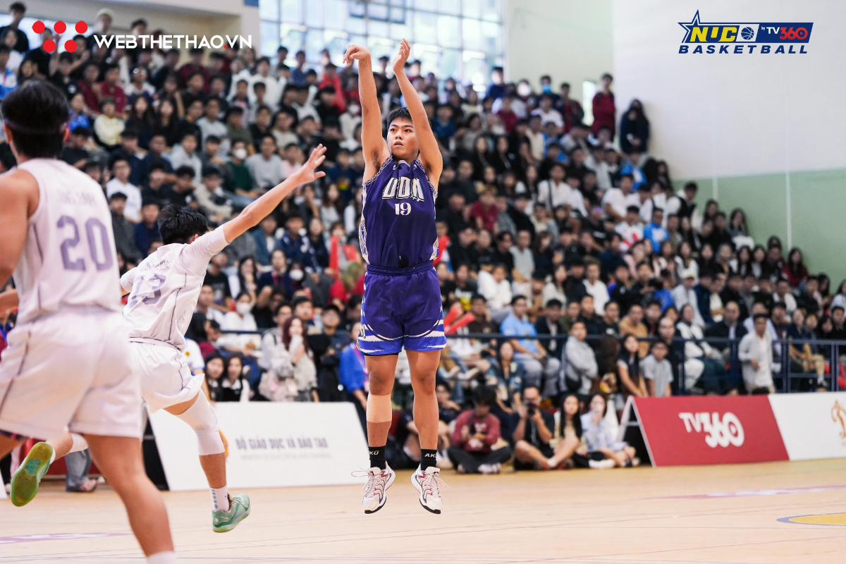 Trận chung kết bóng rổ sinh viên giữa Đại học Đà Nẵng và Đại học Giao Thông Vận Tải