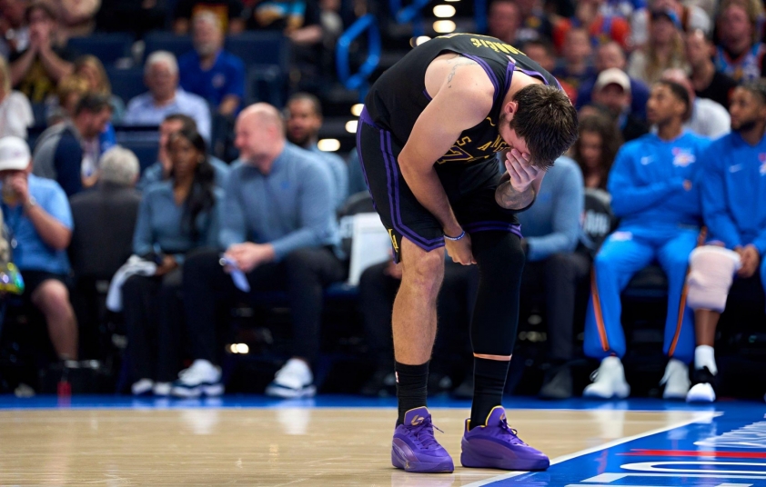Luka Doncic phải ngồi ngoài đúng vào giai đoạn thăng hoa nhất của mình trong màu áo Los Angeles Lakers.